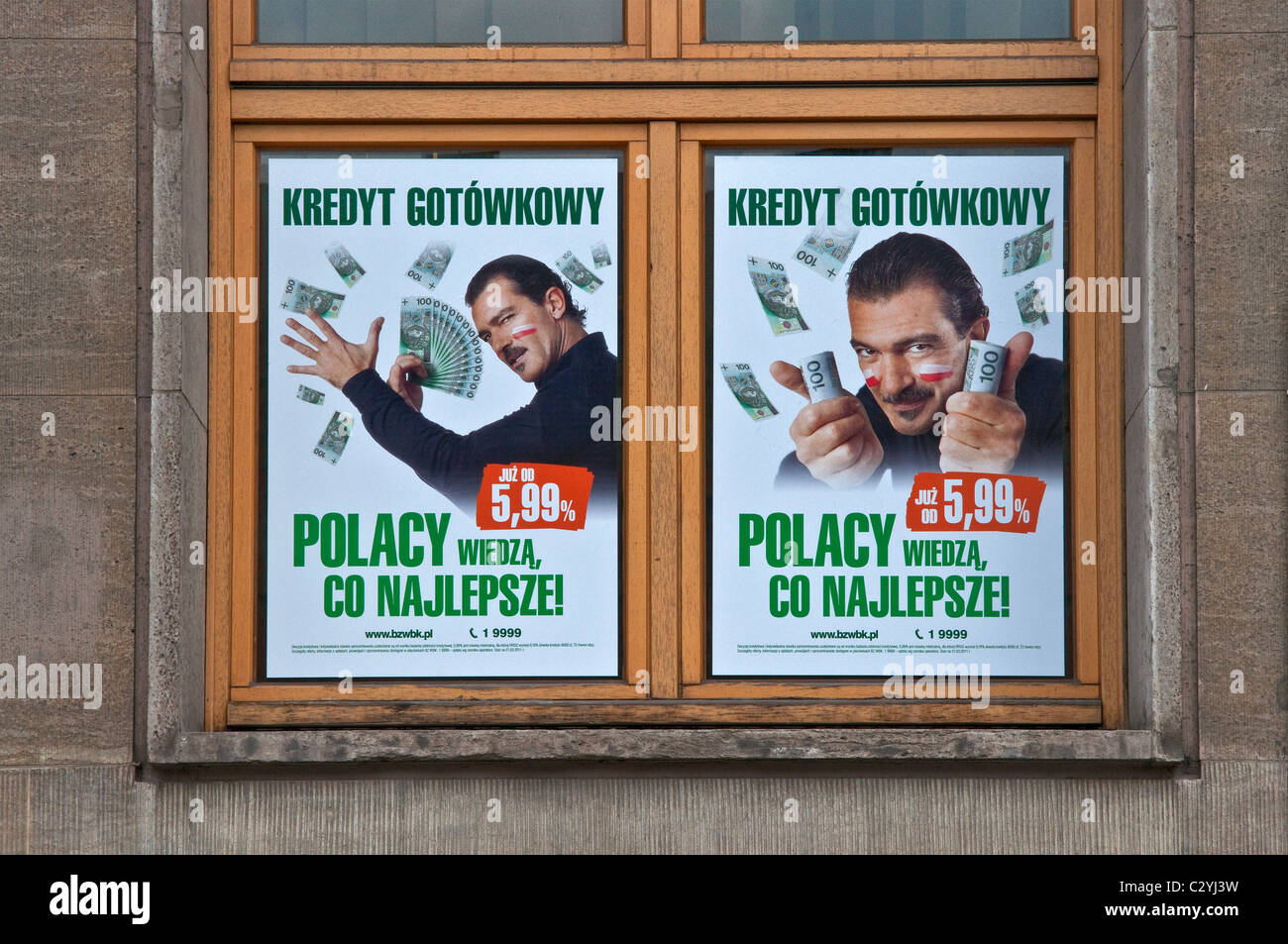 Schauspieler Antonio Banderas umgeben von Zloty Geldscheine in Werbeplakat für Bank Zachodni WBK in Breslau, Schlesien, Polen Stockfoto