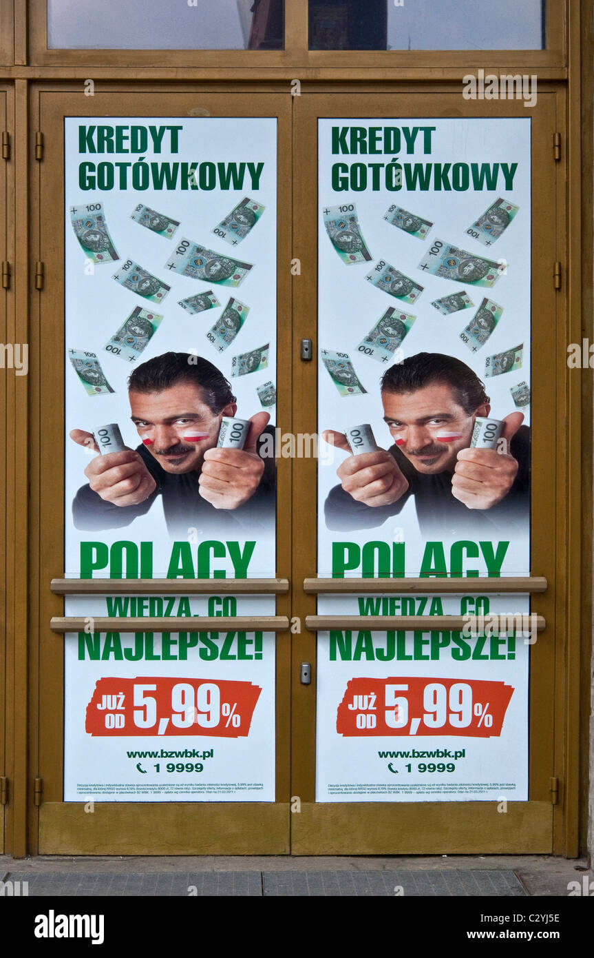 Schauspieler Antonio Banderas umgeben von Zloty Geldscheine in Werbeplakat für Bank Zachodni WBK in Breslau, Schlesien, Polen Stockfoto
