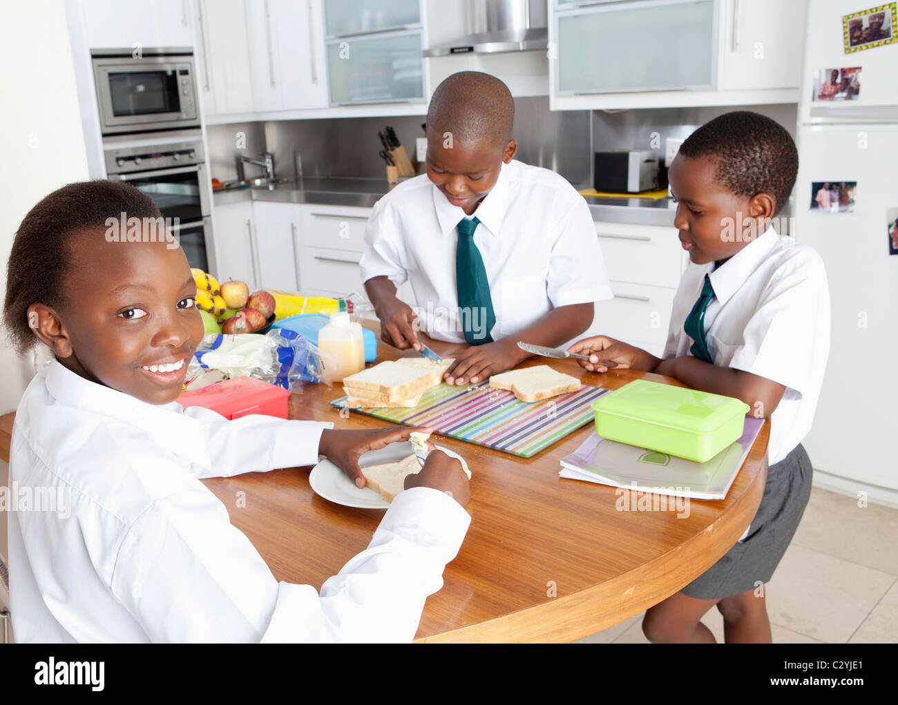 Geschwister, die Vorbereitung der Schule Mittagessen, Johannesburg, Südafrika Stockfoto