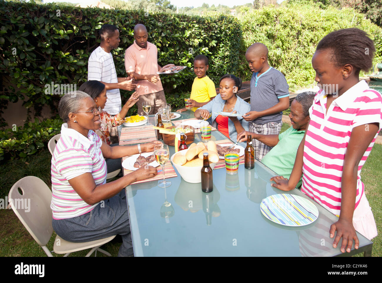 Familie und Freunden draußen mit einem Braai, Johannesburg, Südafrika Stockfoto