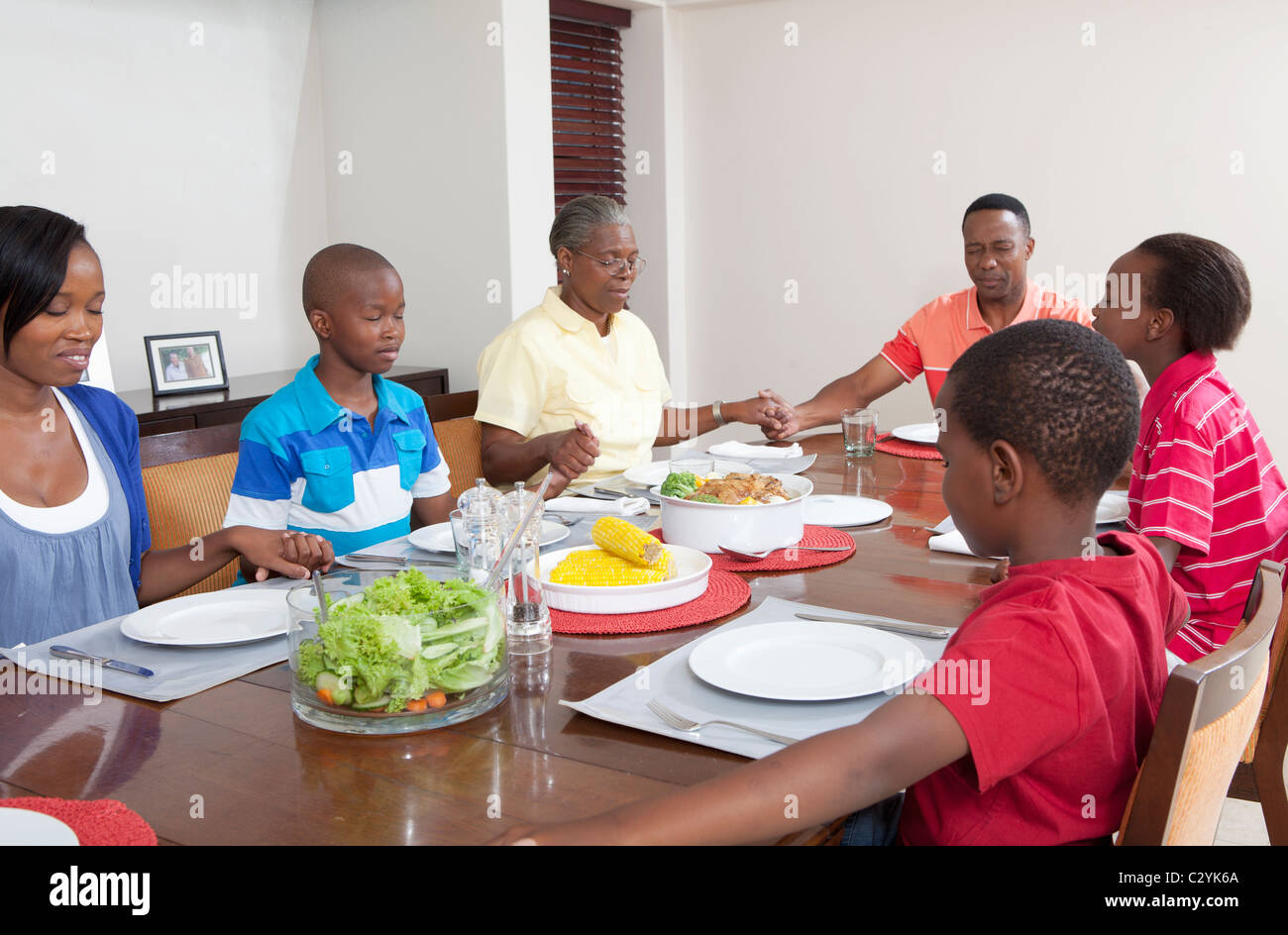 Familie Essen am Esstisch, Johannesburg, Südafrika Stockfoto