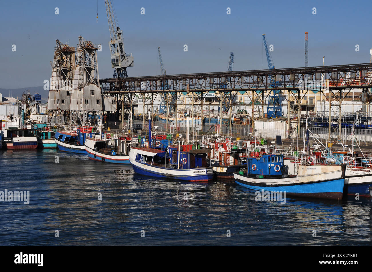 Hafen von Kapstadt, bunten Booten, Großkrane Stockfoto