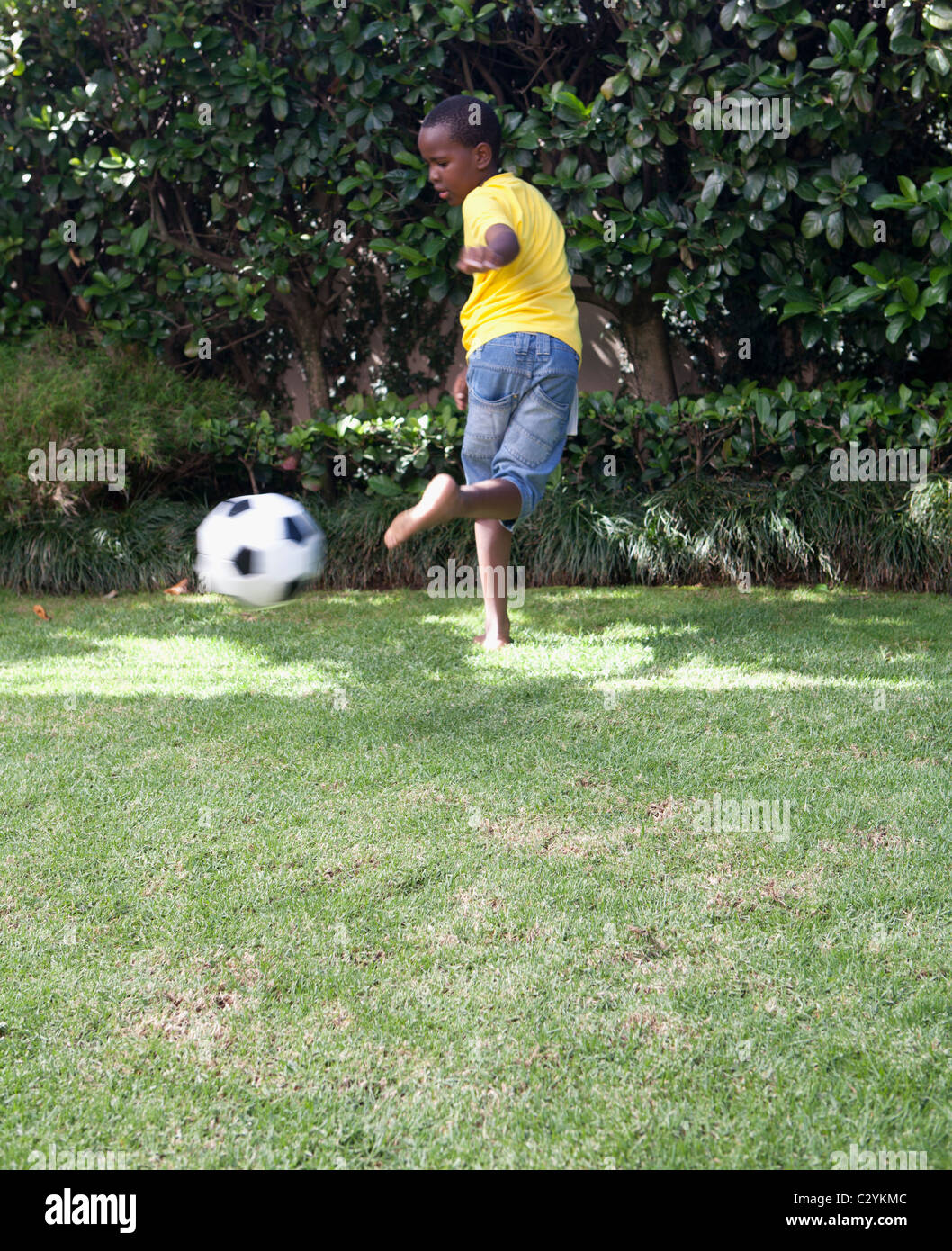 Junge treten Fußball, Johannesburg, Südafrika Stockfoto