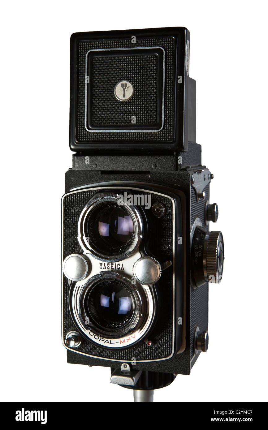 Old Film Reflex 6x6 Mittelformat-Doppelobjektiv Fotokamera Yashica, Fotokamera auf weißem Hintergrund Stockfoto