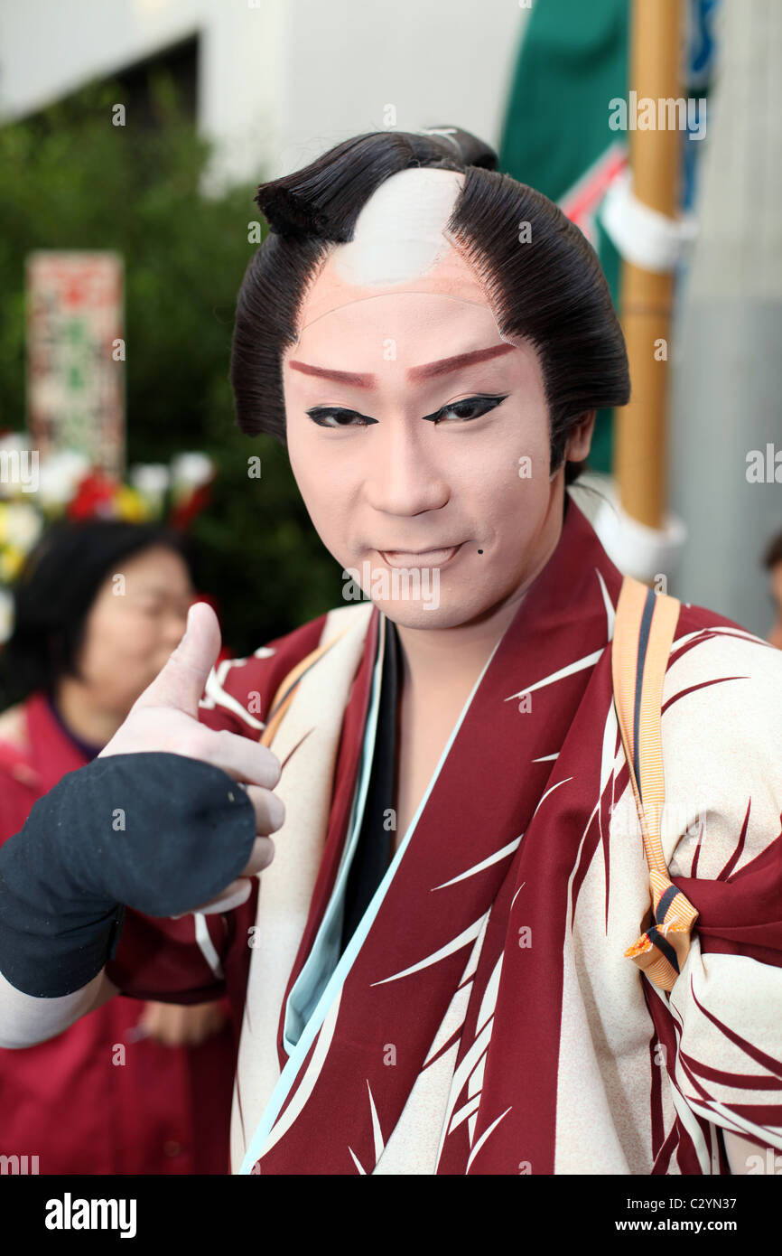 Schauspieler gibt Daumen hoch Zeichen außerhalb Theater in Asakusa Bezirk von Tokio, Japan. Stockfoto