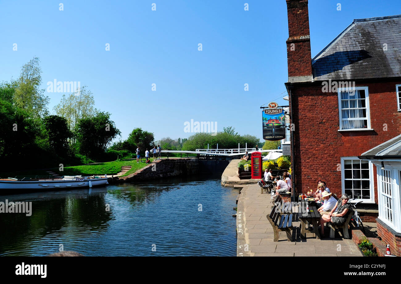 Youngs - Doppelschleusen Pub, Ufer, Exeter, Devon Stockfoto