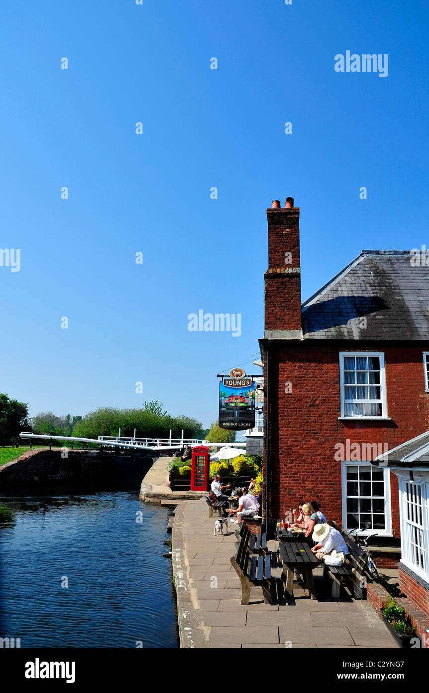 Youngs - Doppelschleusen Pub, Ufer, Exeter, Devon Stockfoto