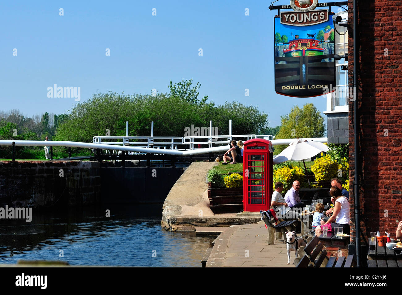 Youngs - Doppelschleusen Pub, Ufer, Exeter, Devon Stockfoto