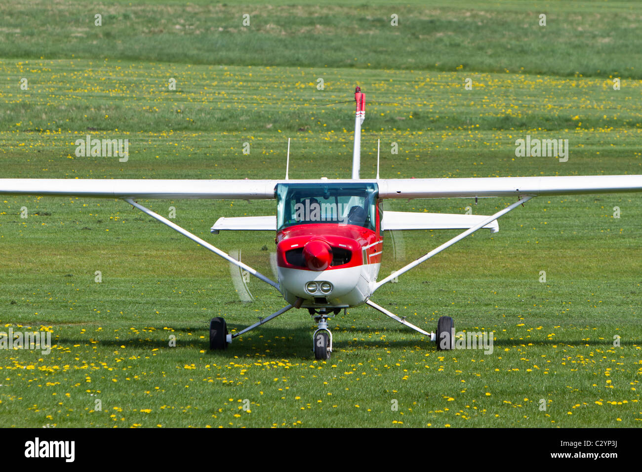 Cessna 152, Reg G-GFIG, Rollen auf Barton Flugplatz, Manchester Stockfoto