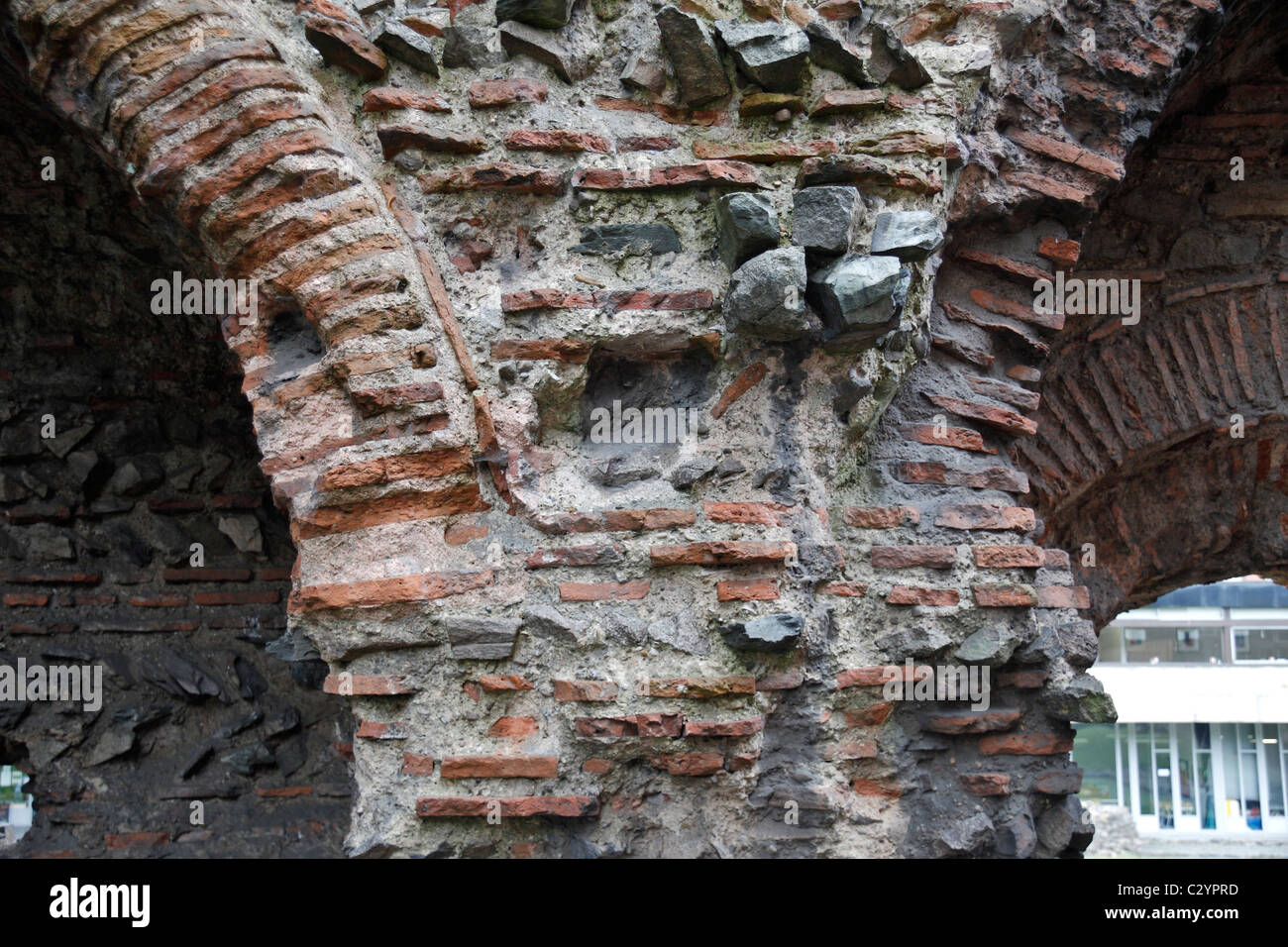 Nahaufnahme einer Kachel Bogen Detail und Mauerwerk auf The Jewry Wall römischer Überreste in Leicester, Leicestershire, UK. Stockfoto