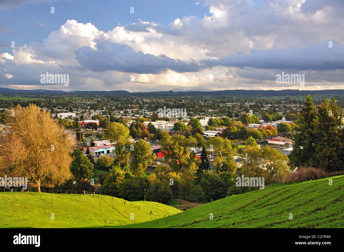 Ansicht der Stadt von Colson Hill Lookout, Tokoroa, Region Waikato, Nordinsel, Neuseeland Stockfoto
