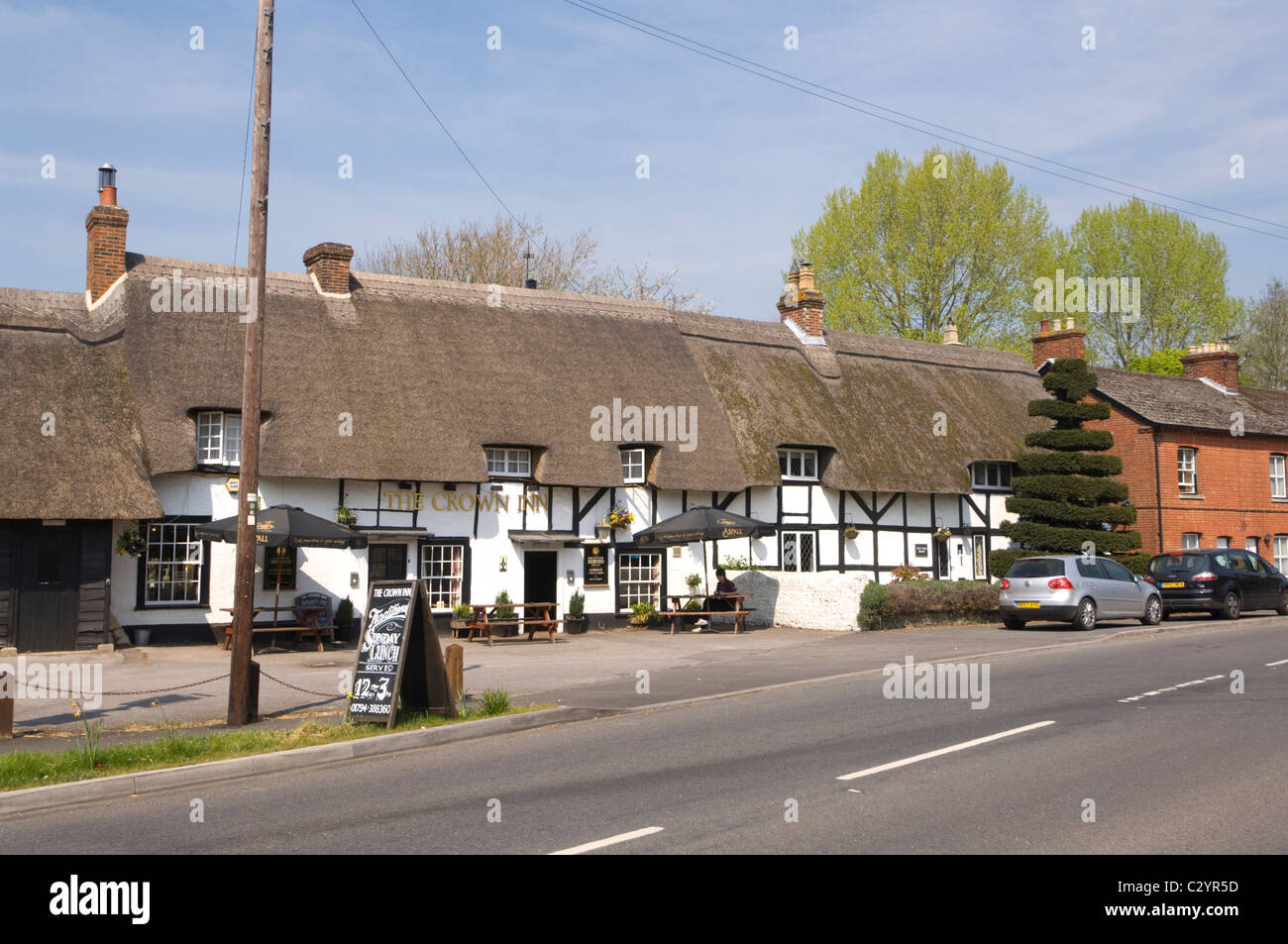 Blick auf die historische malerische Crown Inn Pub, King's Somborne, Test Valley, Hampshire, Großbritannien Stockfoto