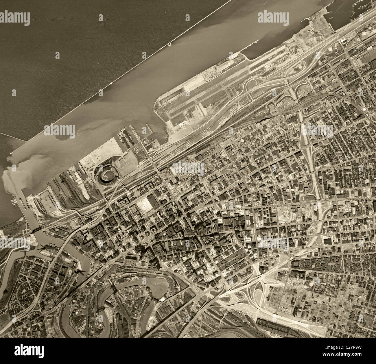 historische Luftaufnahme über dem Hafen und der Innenstadt von Cleveland Ohio Stockfoto