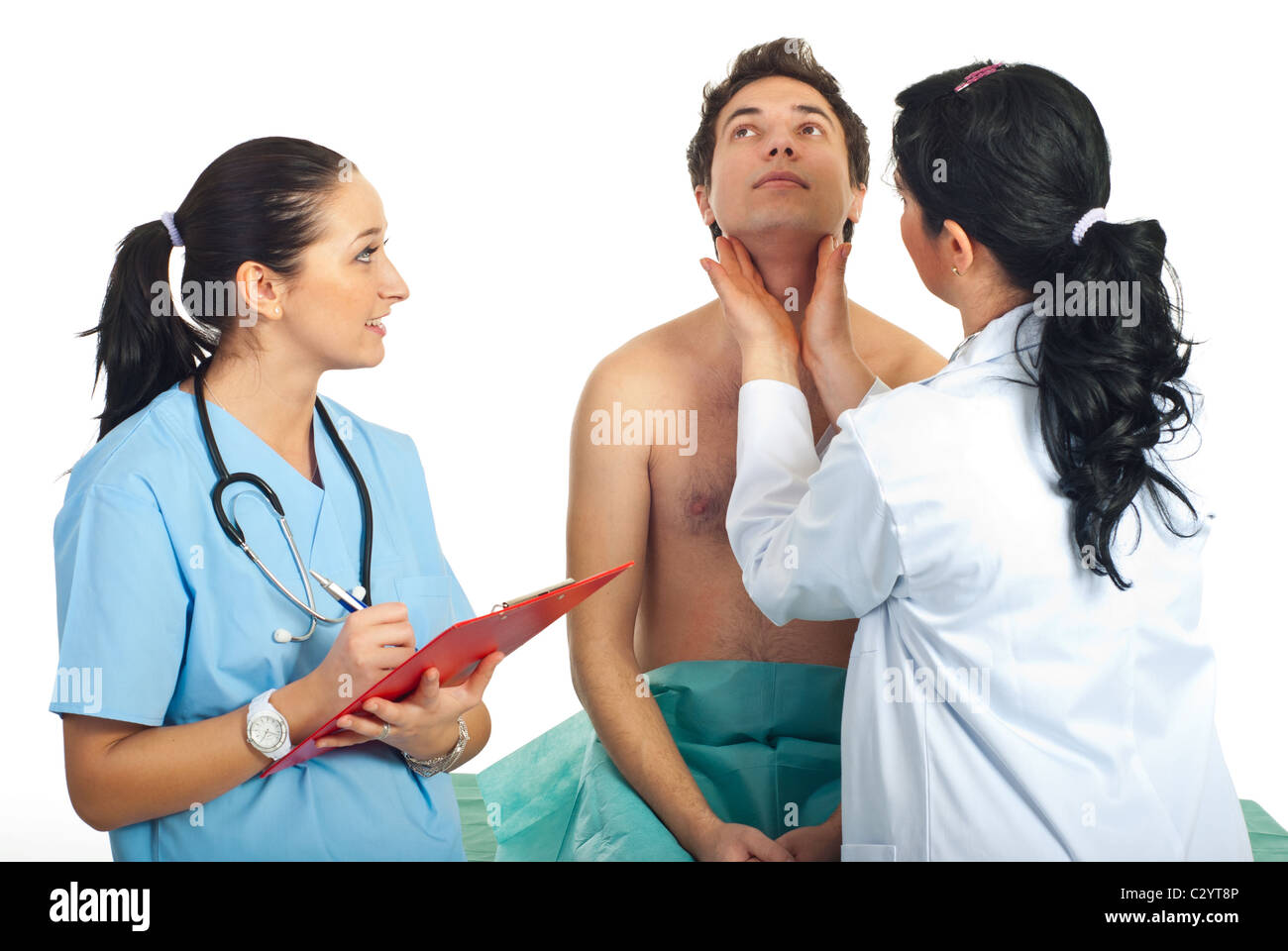 Frau Doktor untersuchen Schilddrüse männlichen Patienten und unterstützt durch eine Krankenschwester Stockfoto