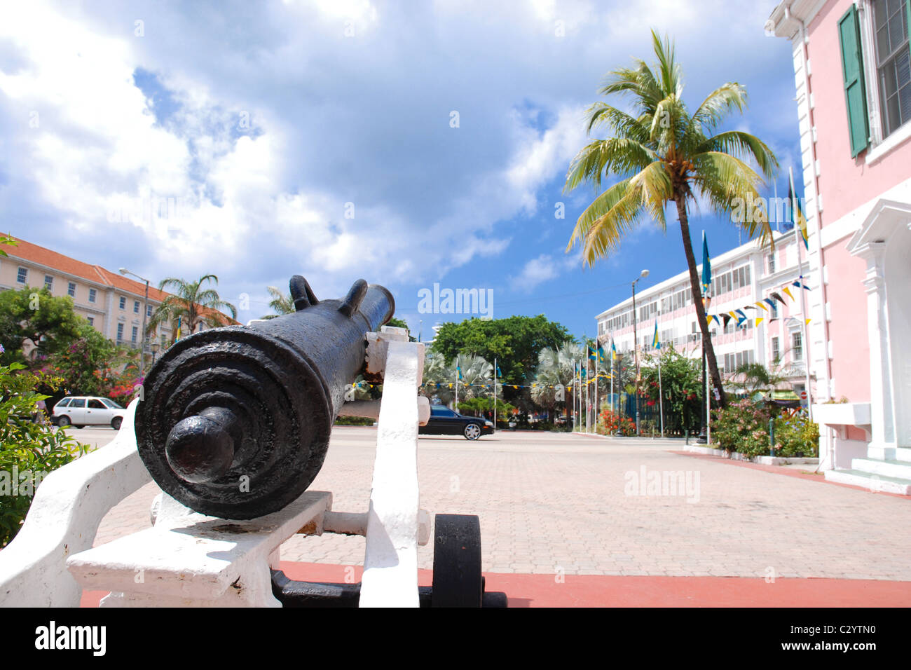 Kanone, Palme, Stadt, Haus, Wolke. Stockfoto
