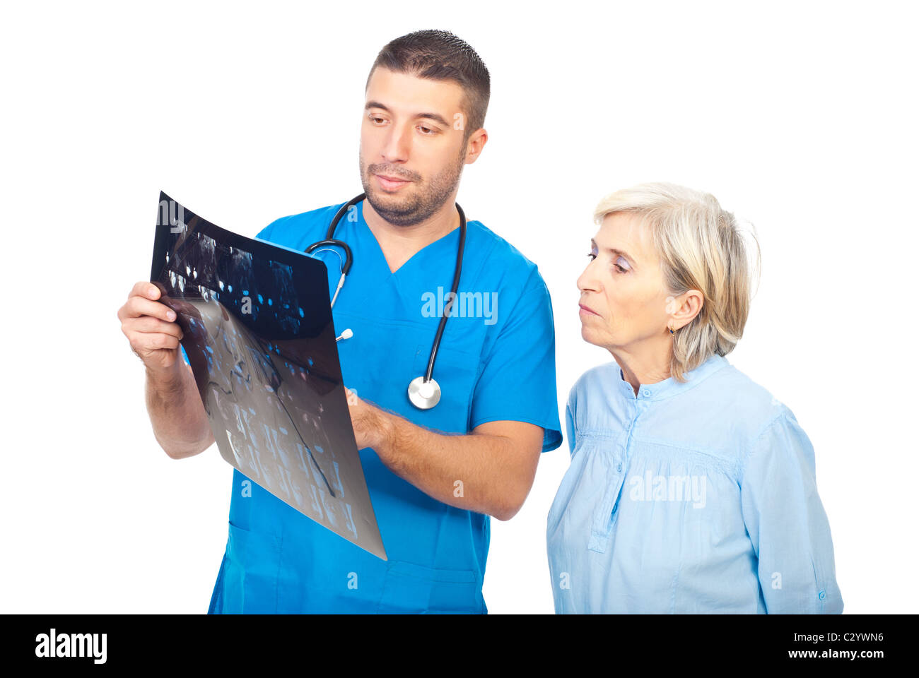 Arzt-Mann zeigt und erklärt seinem Patienten senior Frau das MRI scans Ergebnisse Stockfoto