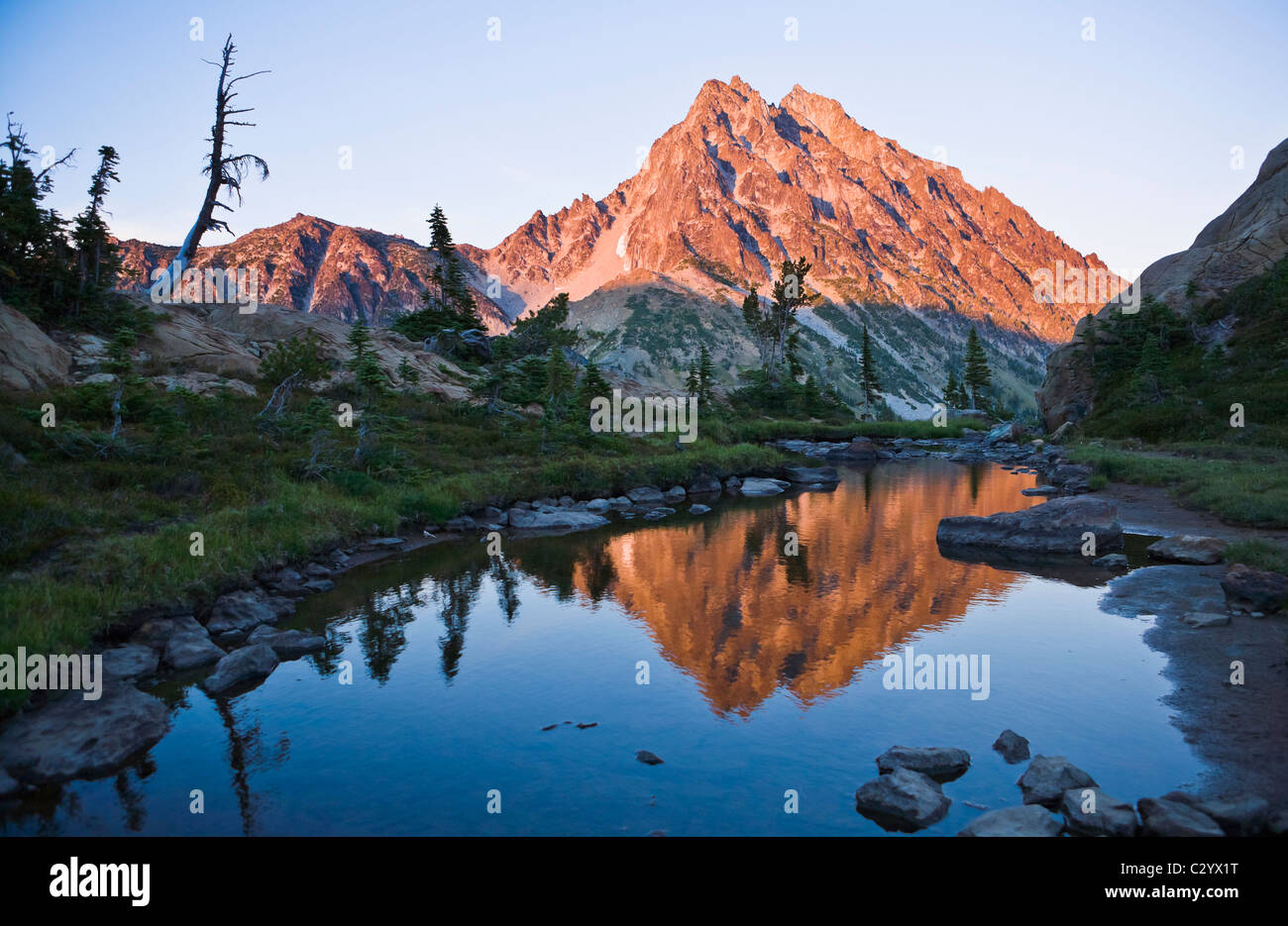 Mount Stuart spiegelt sich in einem kleinen Teich in der Nähe von See Ingalls in der zentralen Kaskaden-Washington USA Stockfoto