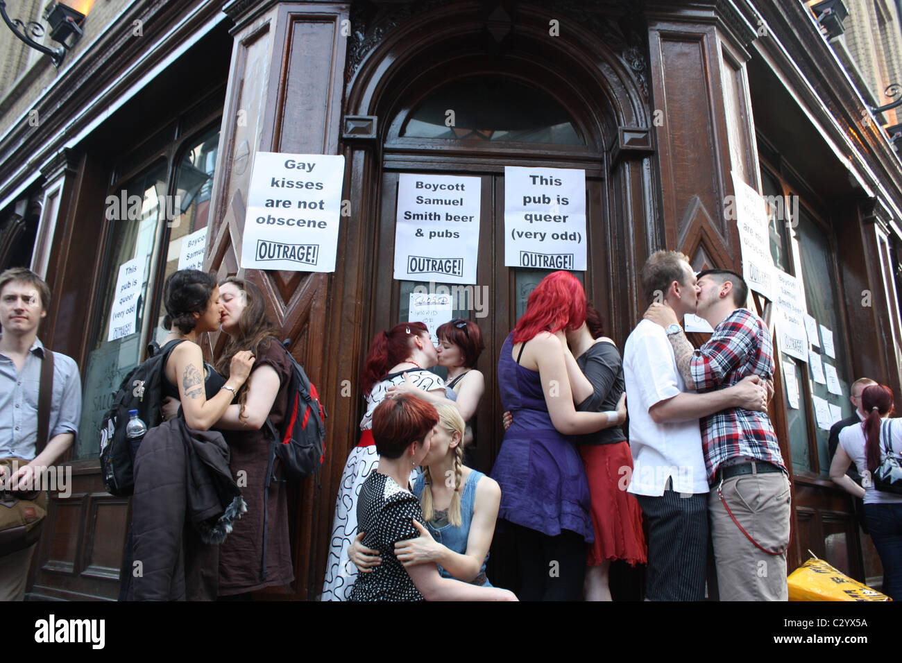 Demonstranten vor der John Snow-Pub in der Londoner Soho küssen Stockfoto