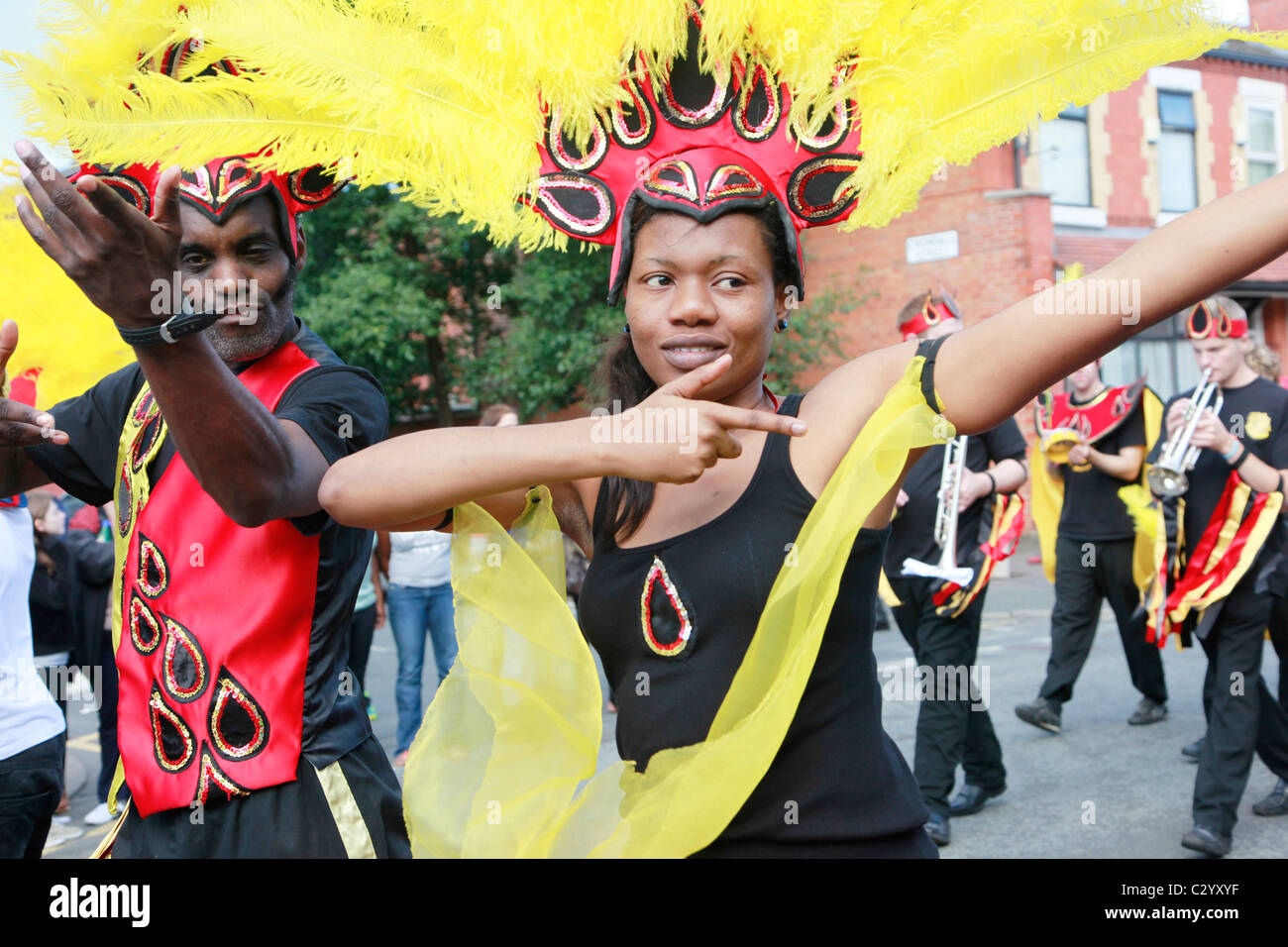 Nachtschwärmer genießen Moss Side Karneval in Manchester. Stockfoto