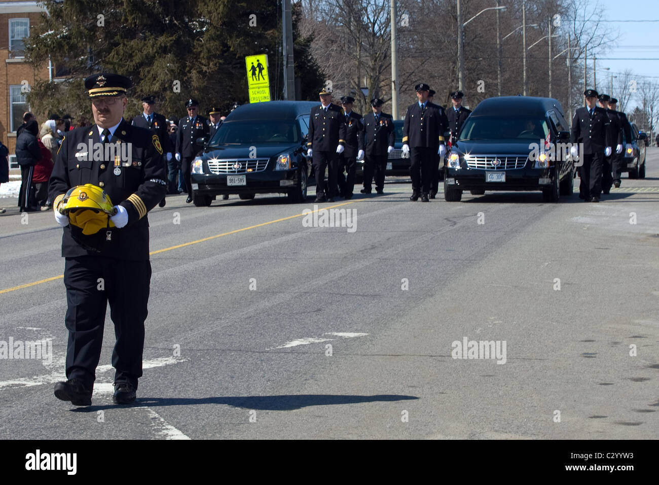 Der Trauerzug für Ray Walter und Ken Rae wird entlang der Hauptstraße in Listowel Ontario, Kanada. Stockfoto