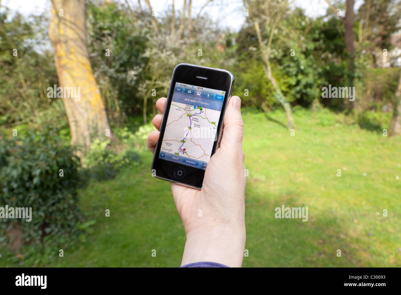 Person mit iPhone für GPS / Navi Karte auf dem Bildschirm Stockfoto