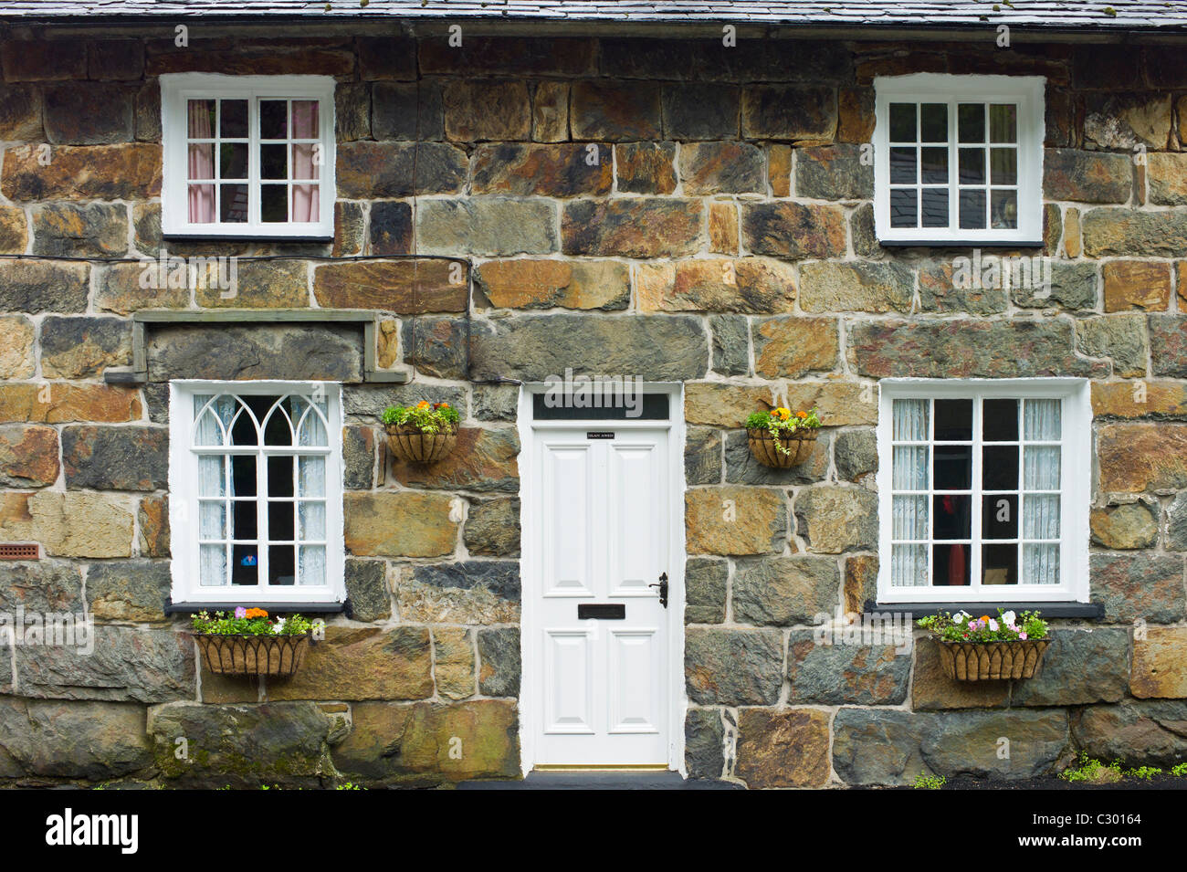 Typische Welsh stone Cottage mit walisischen Schieferdach in Beddgelert, Gwynedd, Wales Stockfoto