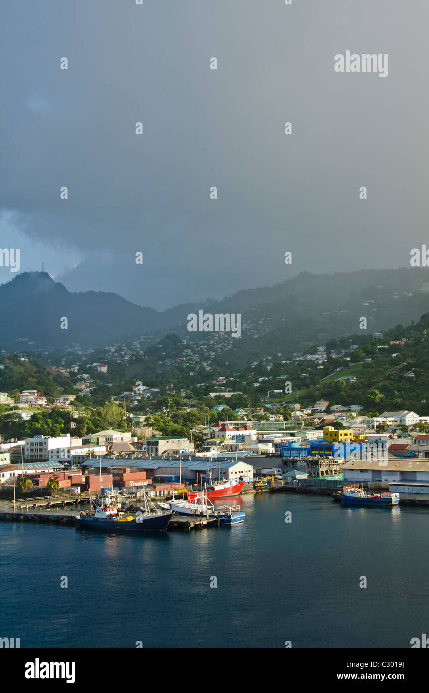 St. Vincent Kingstown Hafen wharf Regendusche in Bergen, St. Vincent und die Grenadinen Stockfoto