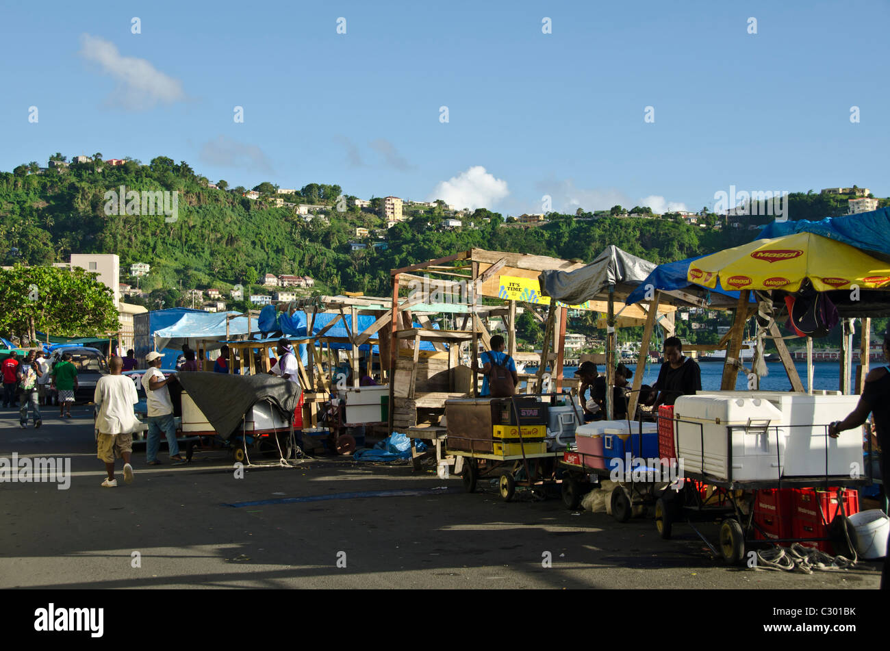 St Vincent Kingstown Markt mit Wasser Anbieter produzieren Stände Stockfoto