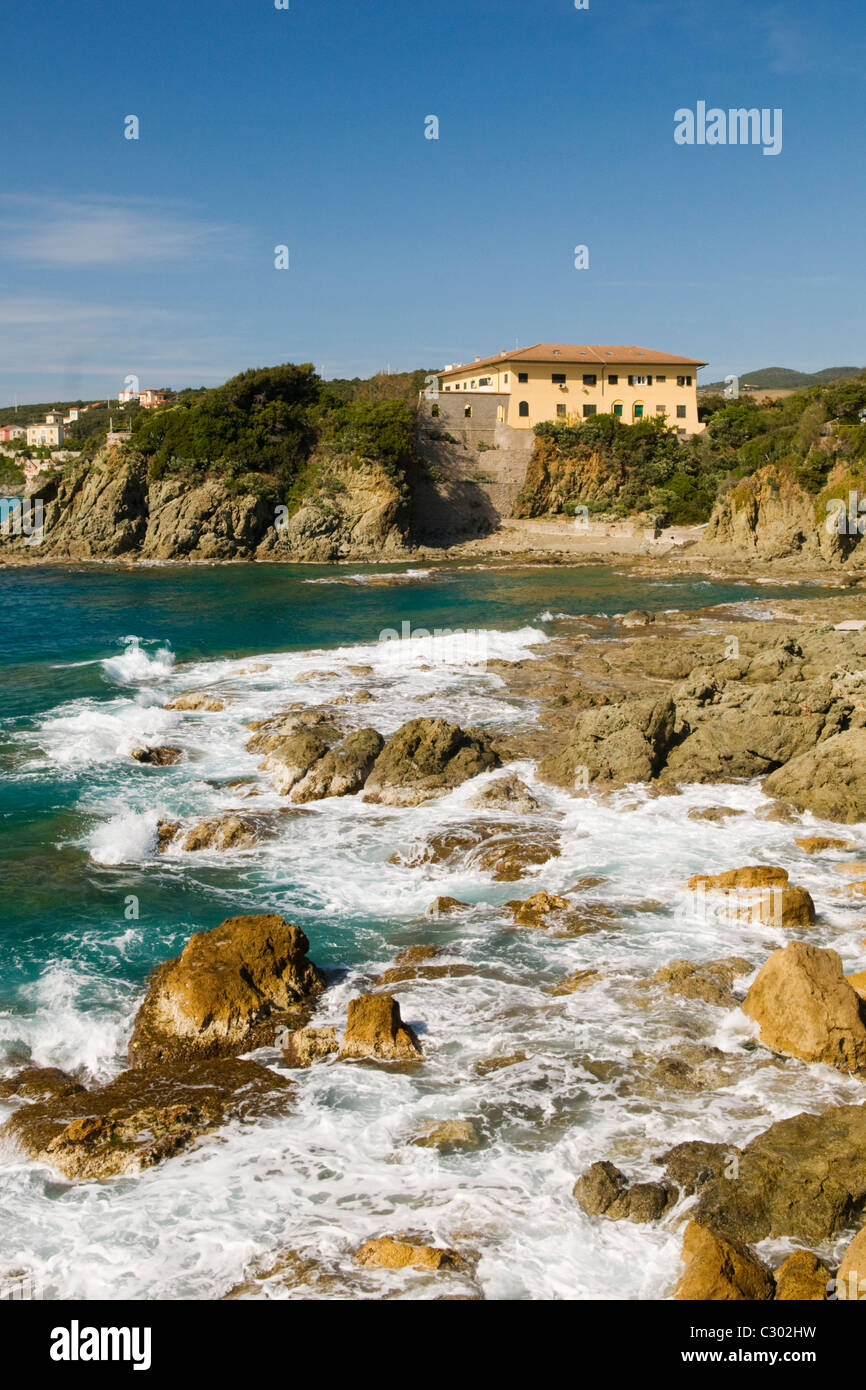 Blick entlang der zerklüfteten Küste an den italienischen Badeort Castiglioncello Stockfoto