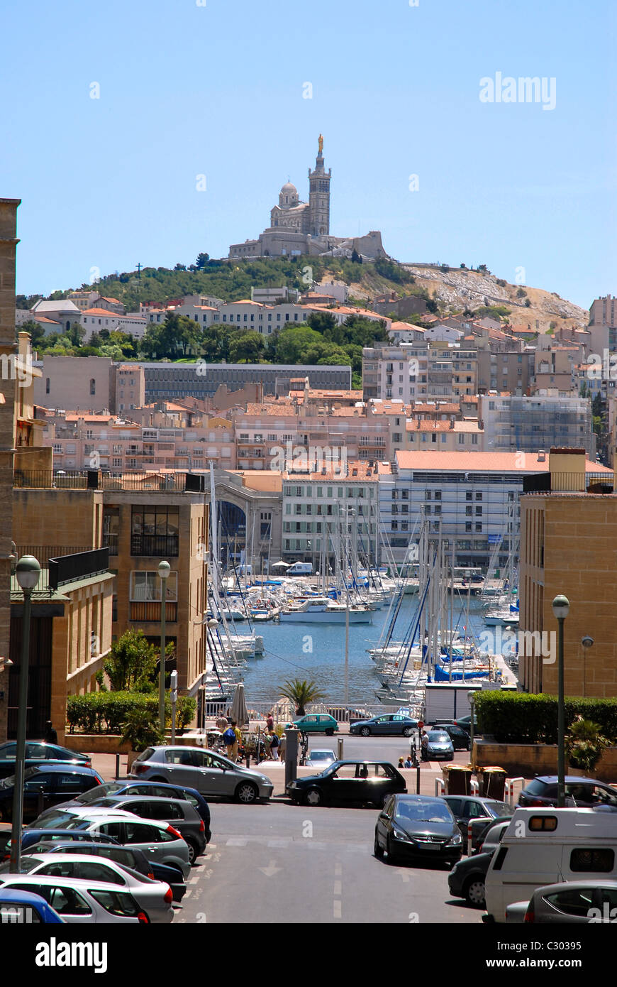 Stadt von Marseille in Frankreich mit dem alten Hafen und die berühmte Basilika "Notre Dame De La Garde" im Hintergrund Stockfoto