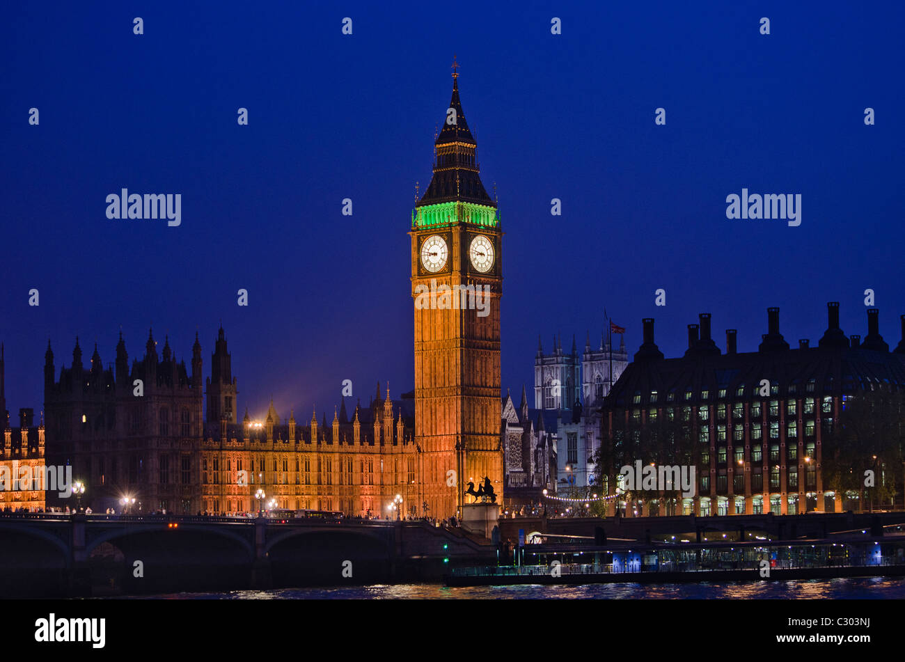 Häuser des Parlaments mit Big Ben in der Nacht, London, UK Stockfoto