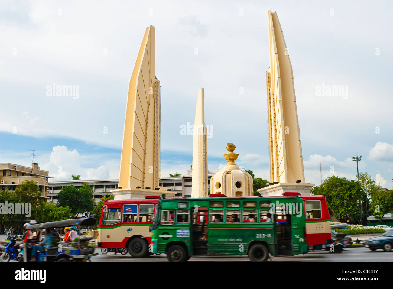 Bangkok: Verkehr Kreisen das Demokratie-Denkmal Stockfoto