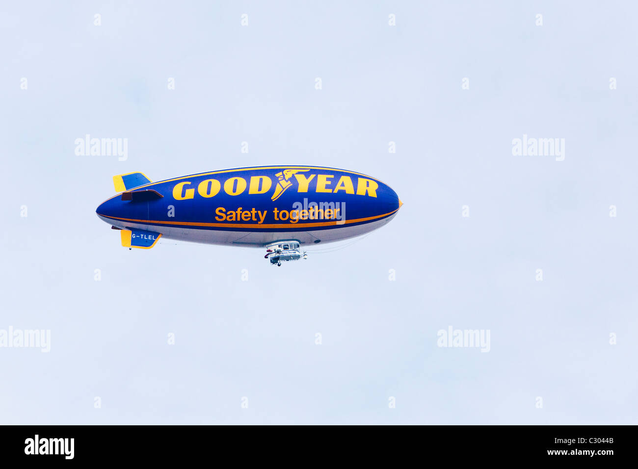 Das Goodyear-Luftschiff mit einem klaren blauen Himmel über London, UK Stockfoto