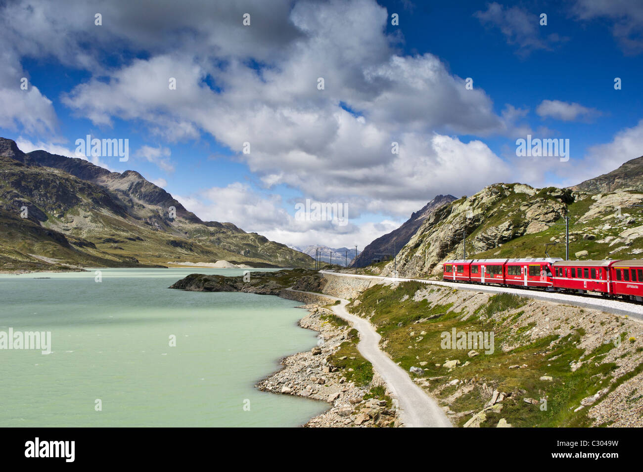 Der Glacier Express Zug schlängelt sich um die felsigen Berge Seen der Schweiz Stockfoto