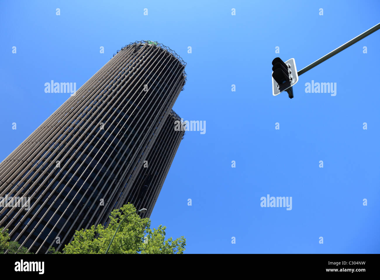 Wolkenkratzer und Ampel im Zentrum von Madrid, Spanien, Europa. Stockfoto