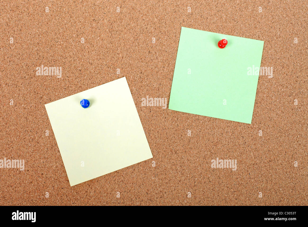 Farbpapier Hinweis an Pinnwand mit Reißzwecken befestigt. Leeren Raum für Ihr Design. Stockfoto