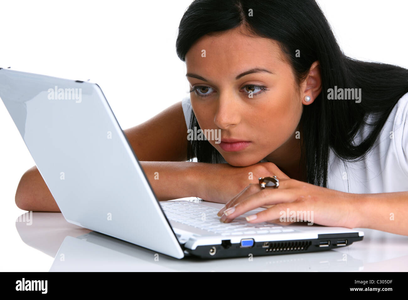 Junge Frau mit Computer Stockfoto