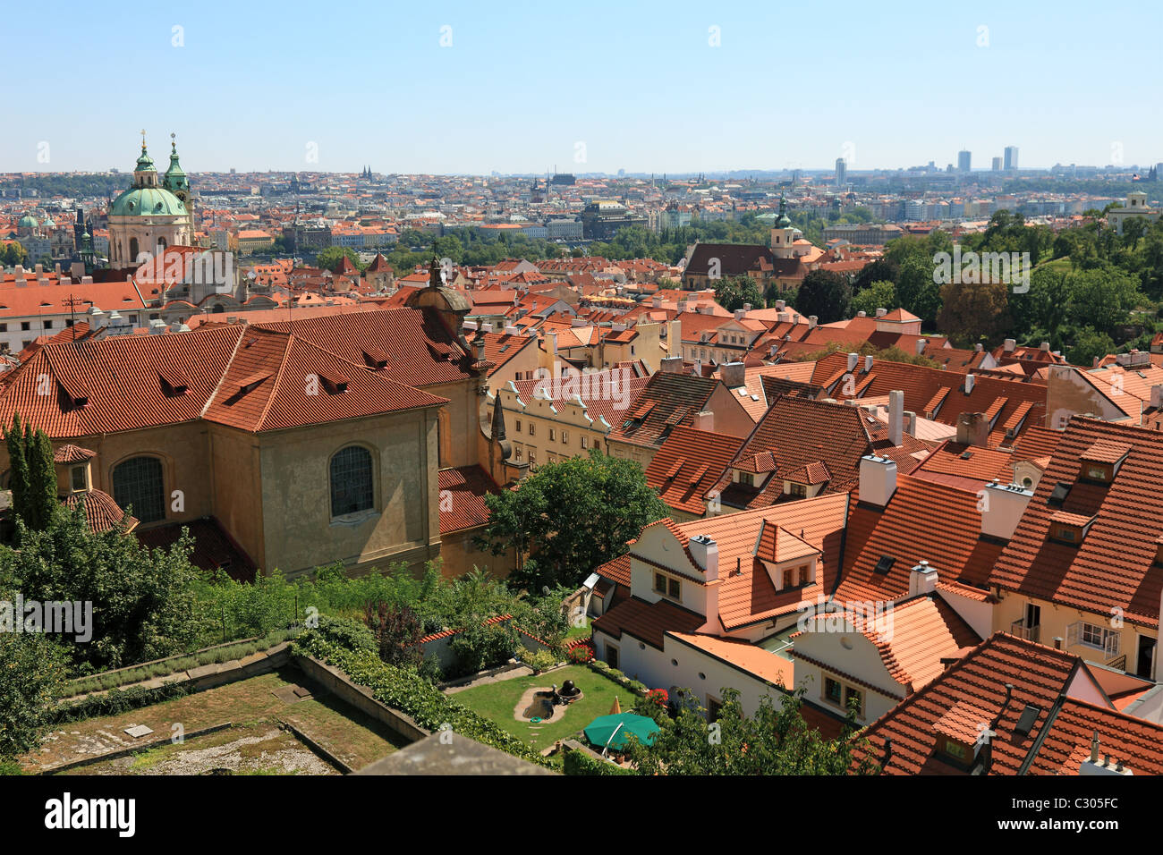Stadtansicht Blick auf die Altstadt Prag, Menge von Ziegeldächern, Tschechien. Stockfoto