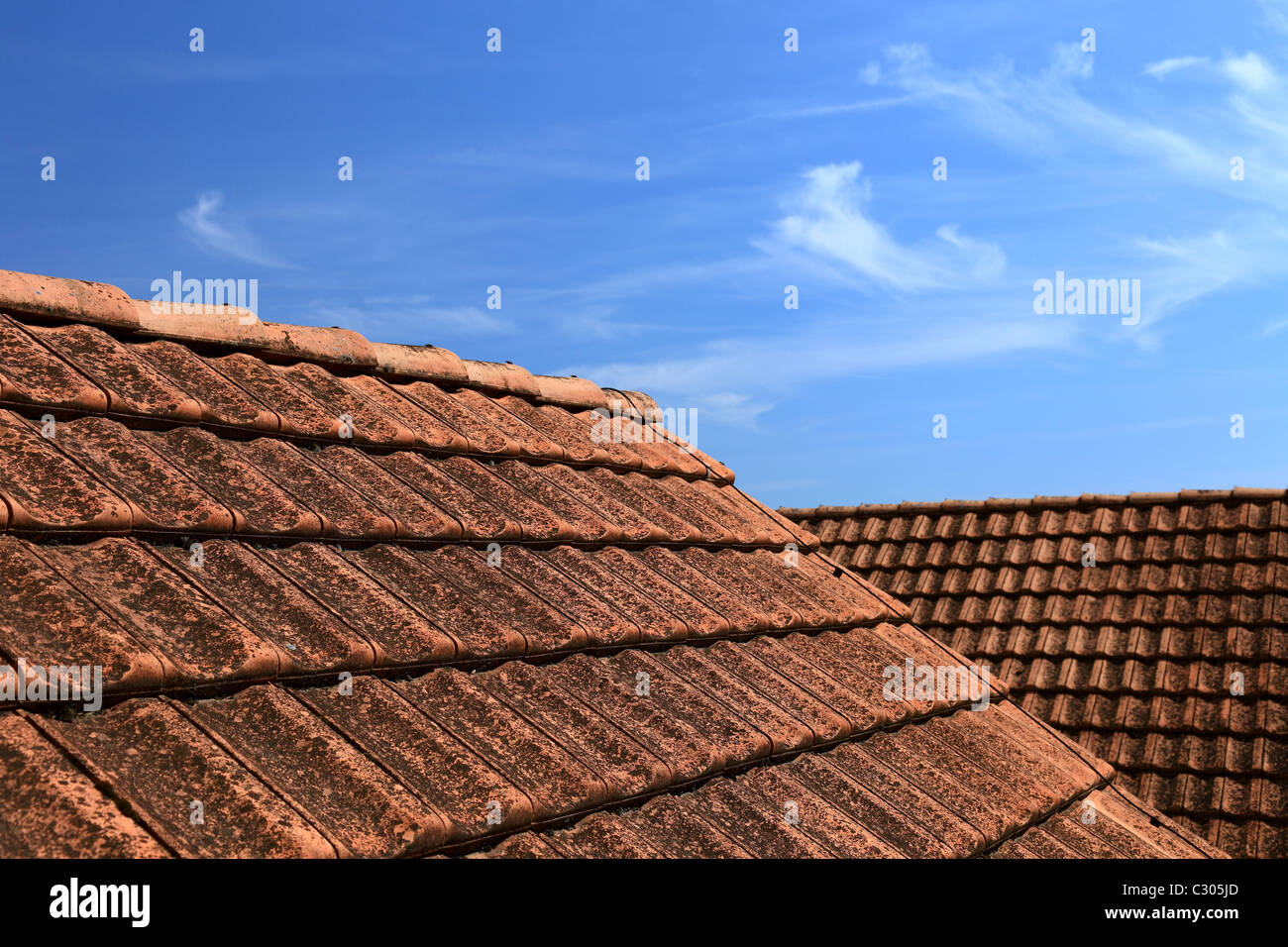 Alte Fliesen Dach und blauem Himmel. Abstrakte Foto als Hintergrund oder Hintergrund. Stockfoto