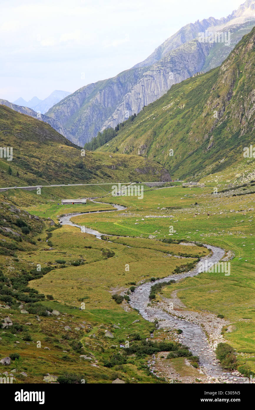 Kleiner Fluss unter den Schweizer Alpen, Europa. Stockfoto