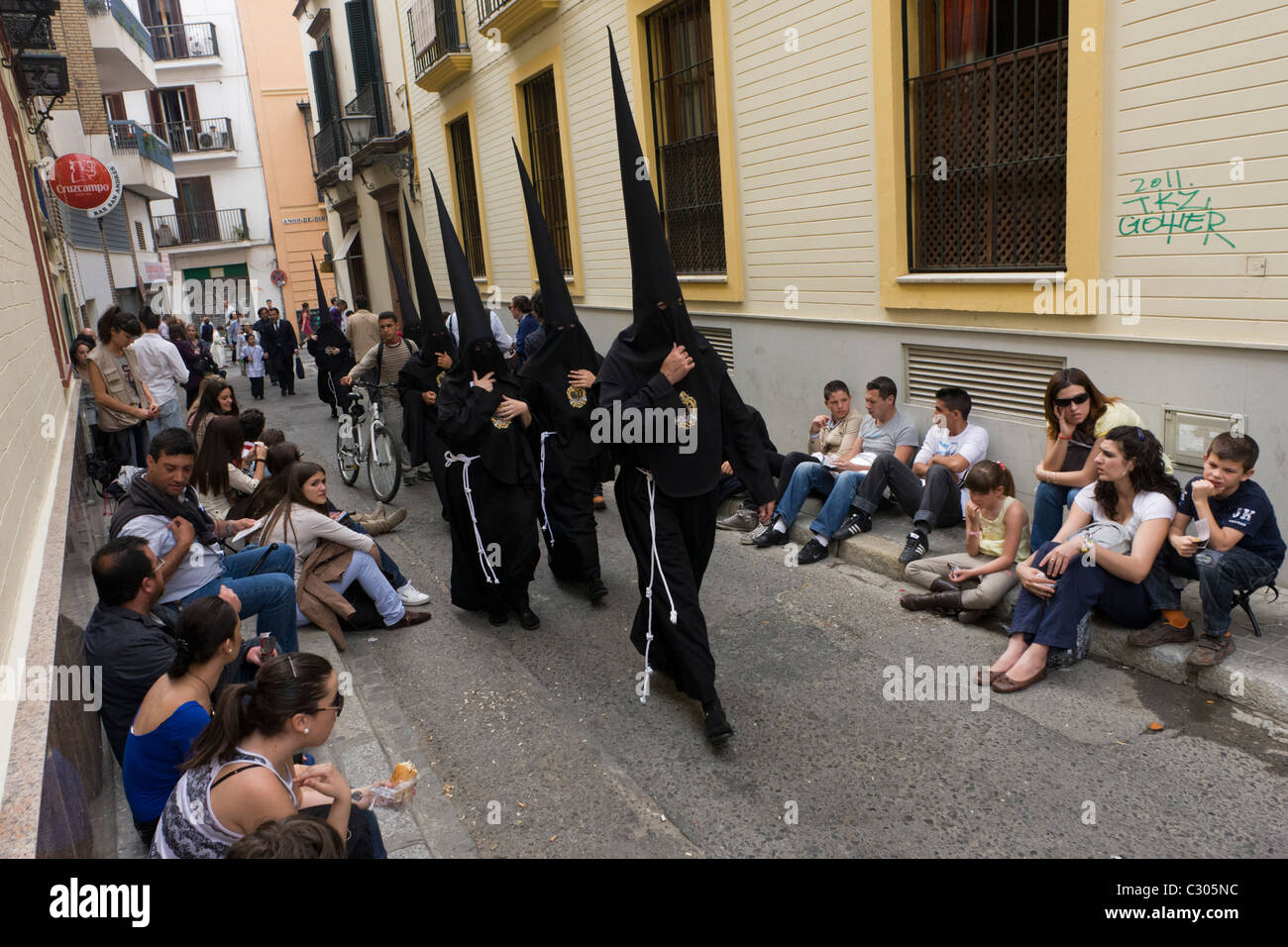 Mit Kapuze Büßer (Nazarenos) während Sevillas jährliche Karwoche (Semana Santa de Sevilla) Stockfoto