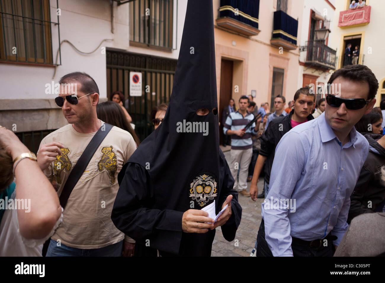 Mit Kapuze Büßer (Nazarenos) während Sevillas jährliche Karwoche (Semana Santa de Sevilla) Stockfoto