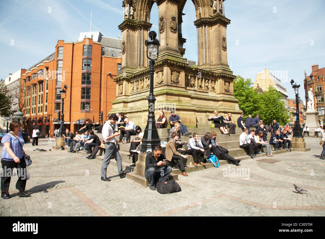 Büroangestellte mit Mittagessen Bremse, genießen Sie die Sonne in Albert Square Manchester UK Stockfoto