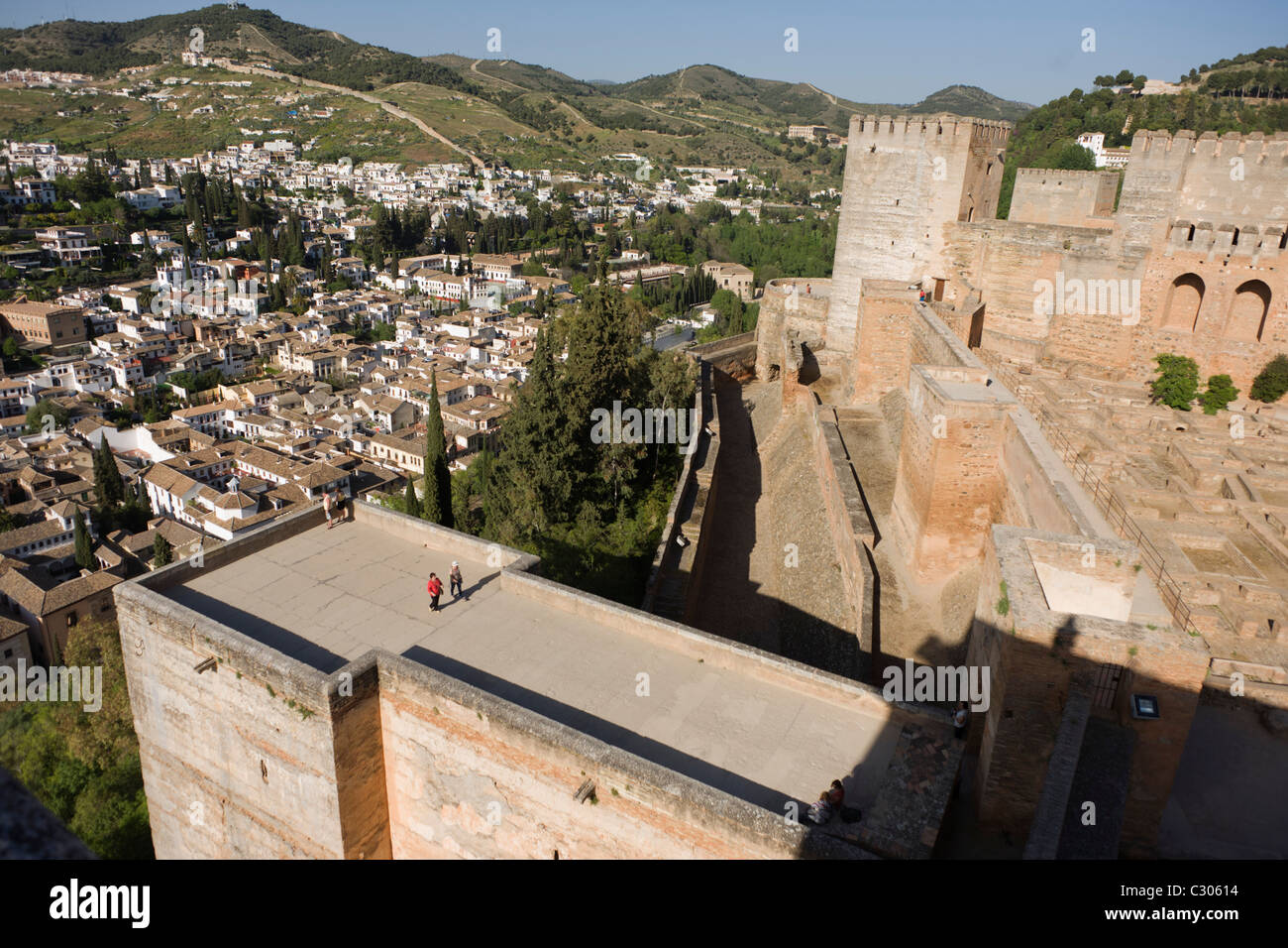 Antenne-Landschaft der alten arabischen Albaicin Viertel und umliegenden Barrios der maurischen Stadt Granada. Stockfoto