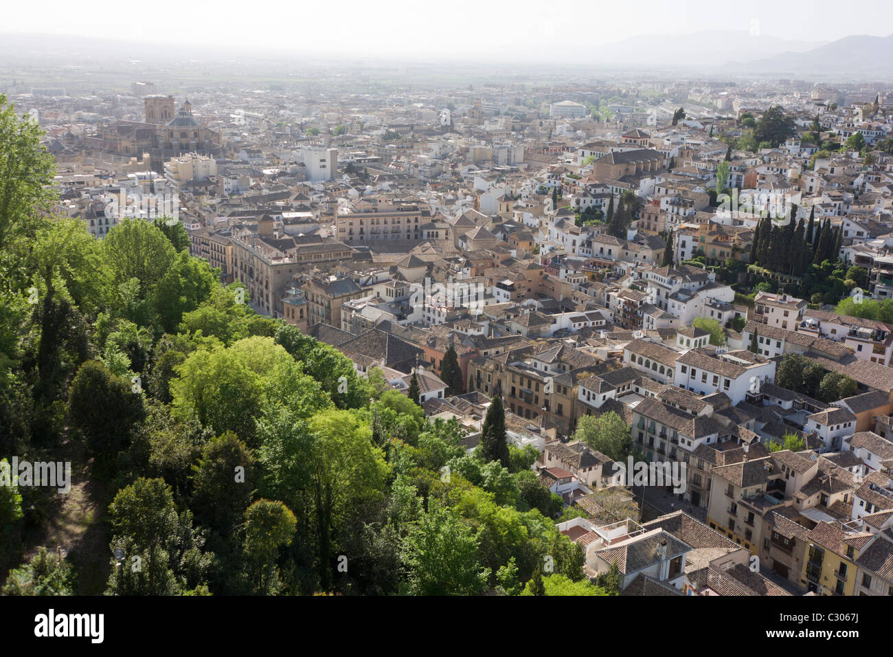 Antenne-Landschaft der alten arabischen Albaicin Viertel und umliegenden Barrios der maurischen Stadt Granada. Stockfoto