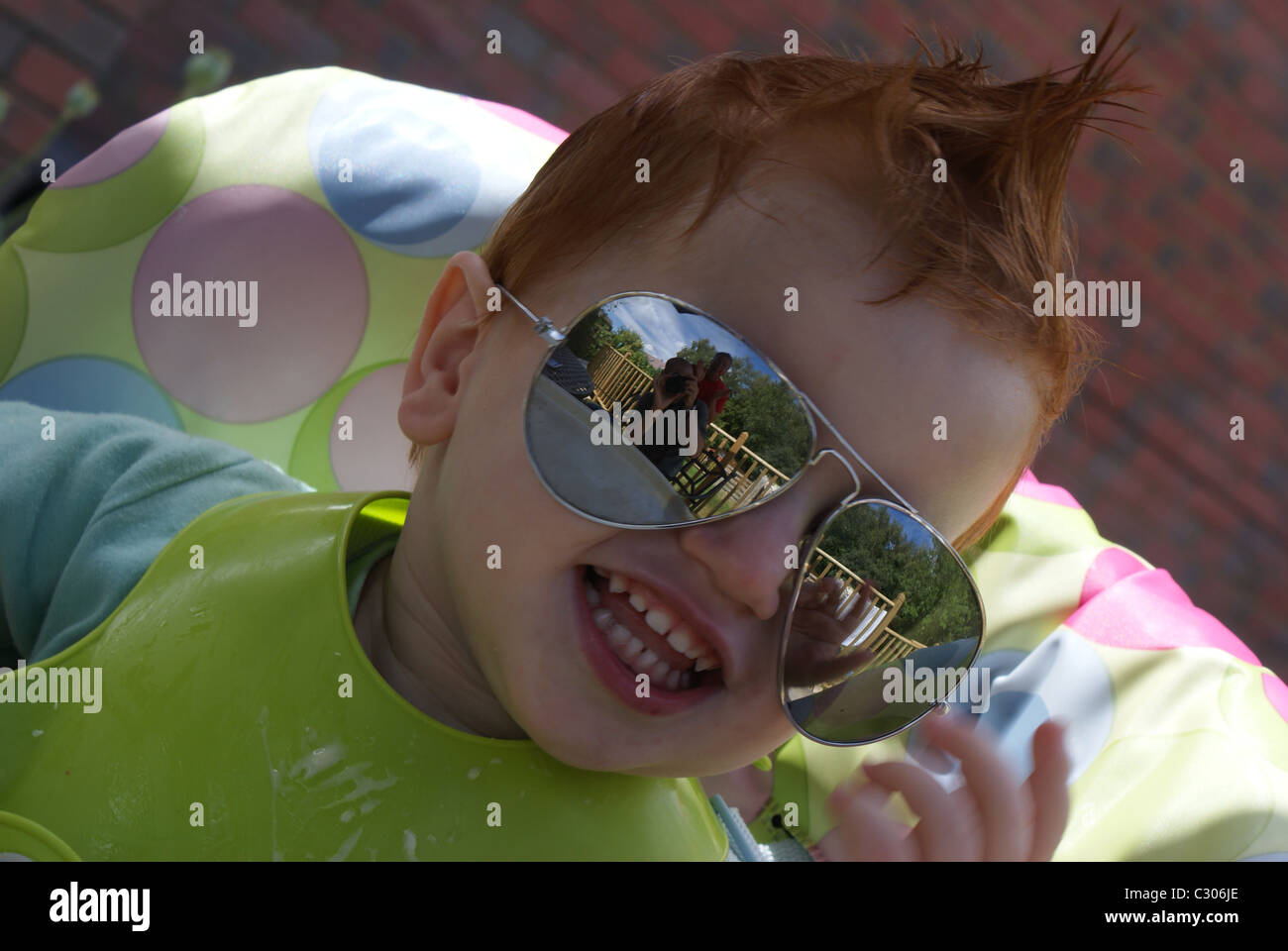 Kind in Sonnenbrille Stockfoto