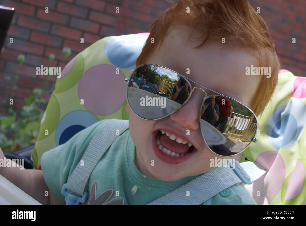 Kind in Sonnenbrille Stockfoto