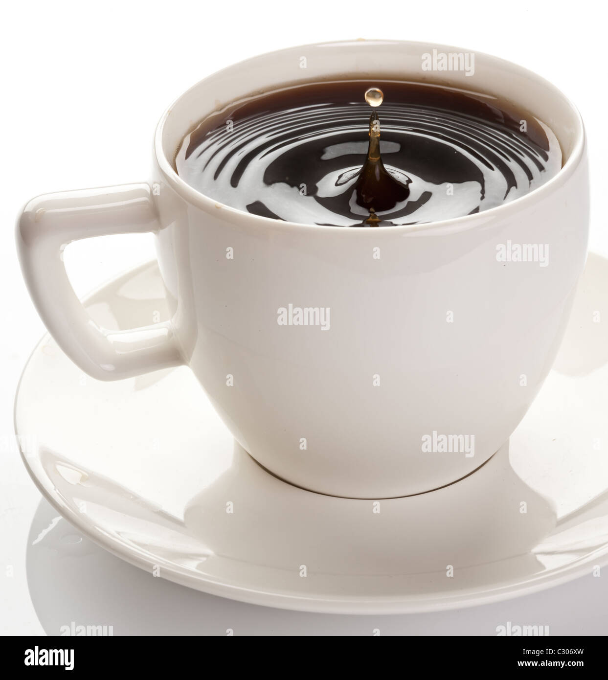 Kaffeetasse auf weißem Hintergrund. Stockfoto