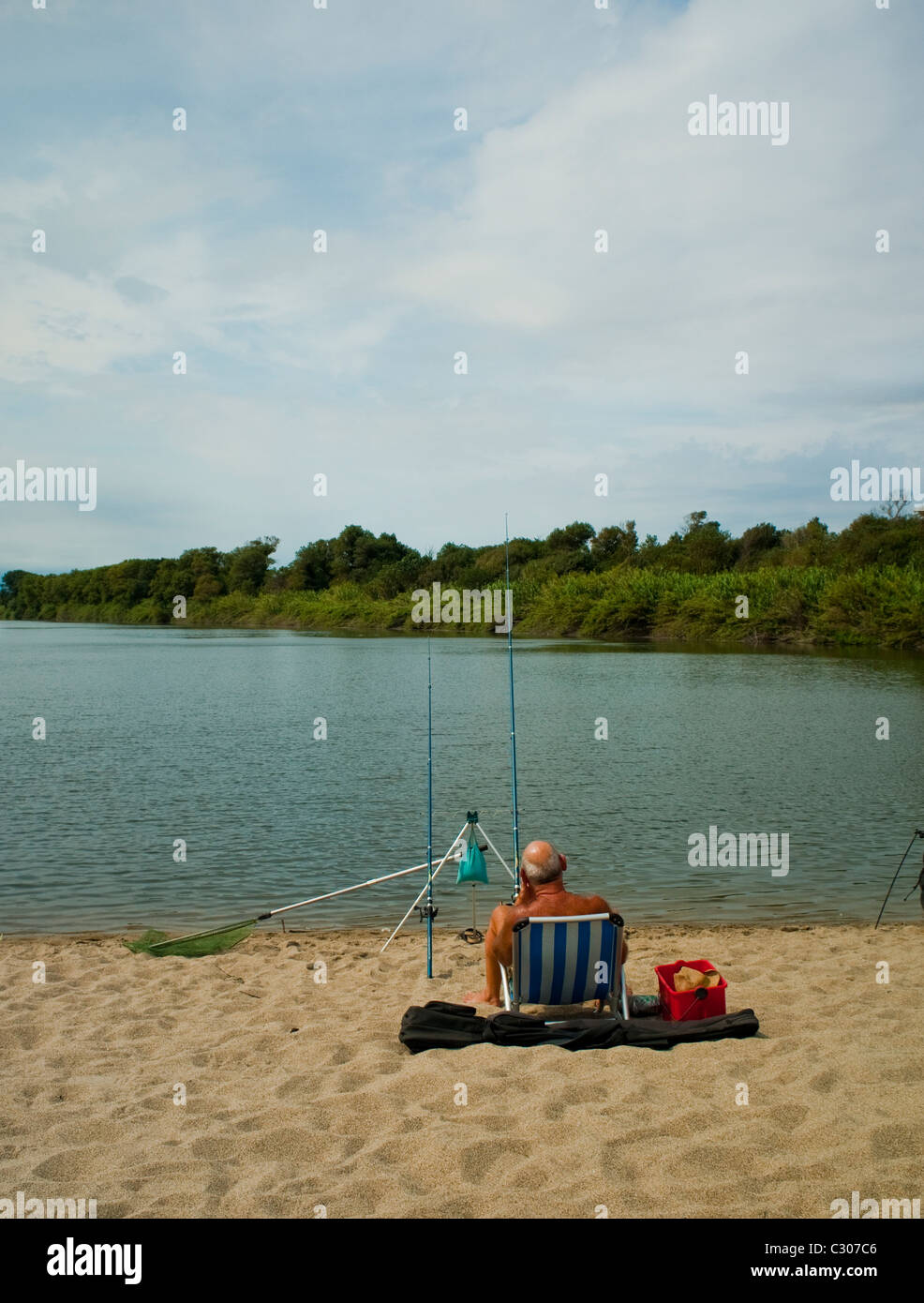 Canet-en-Roussillon, Frankreich, Senior Mann, der sich am Creek in der Nhe  von Mediterranean Ocean Beach entspannen und angeln kann, 'Camping in  Frankreich', Altersrenten Spa, ltere Menschen Einsamkeit Stockfotografie  - Alamy