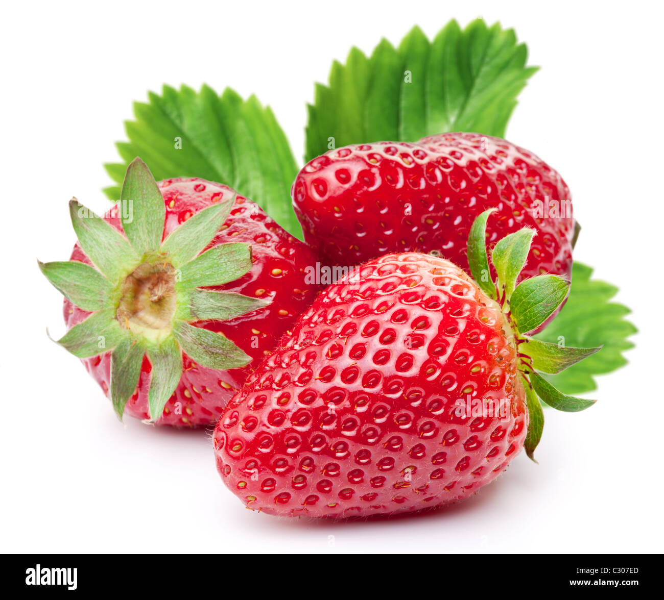 Leckeren Erdbeeren mit Blättern. Isoliert auf weißem Hintergrund. Stockfoto